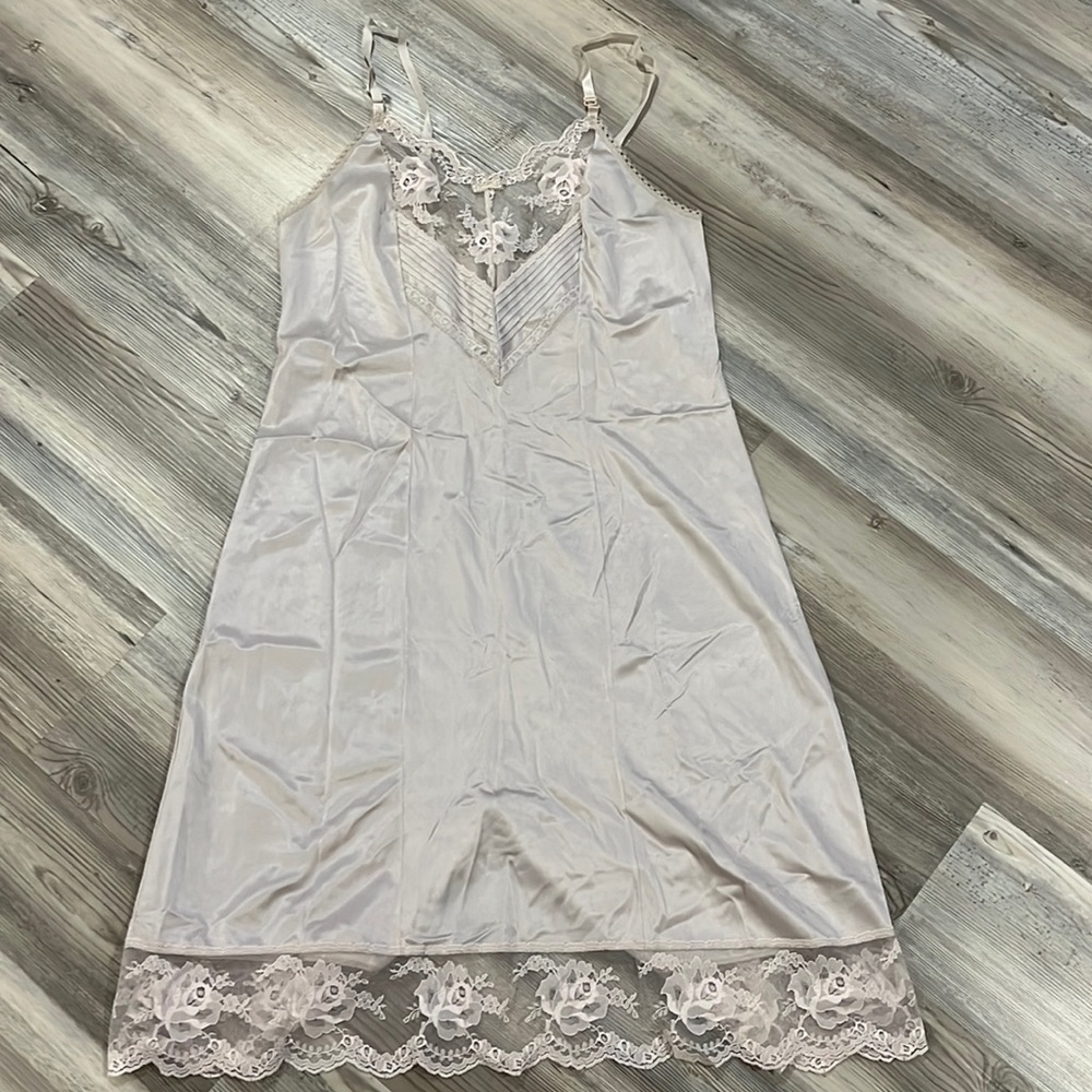 Vintage Womens size 34 off white slip
